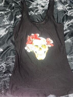 No boundaries size xs Black Tank Top with Floral Skull Graphic